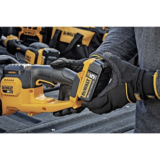 DEWALT 20V MAX* 22 in. Cordless Hedge Trimmer (Tool Only)