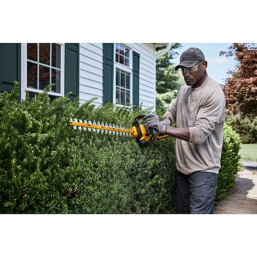 DEWALT 60V MAX* 26 in. Brushless Cordless Hedge Trimmer (Tool Only)