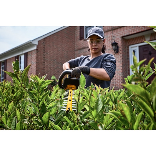 DEWALT 60V MAX* 26 in. Brushless Cordless Hedge Trimmer (Tool Only)