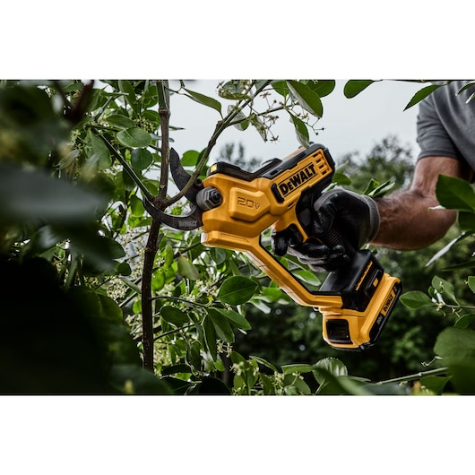 DEWALT 20V MAX* 1-1/2 in. Cordless Pruner (Tool Only)