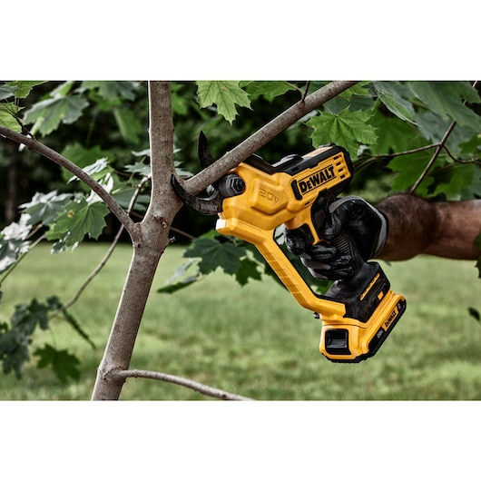DEWALT 20V MAX* 1-1/2 in. Cordless Pruner (Tool Only)