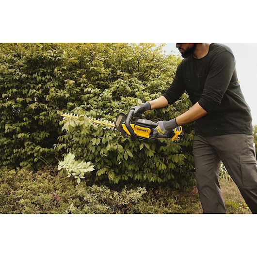 DEWALT 20V MAX* 22 in. Cordless Hedge Trimmer (Tool Only)