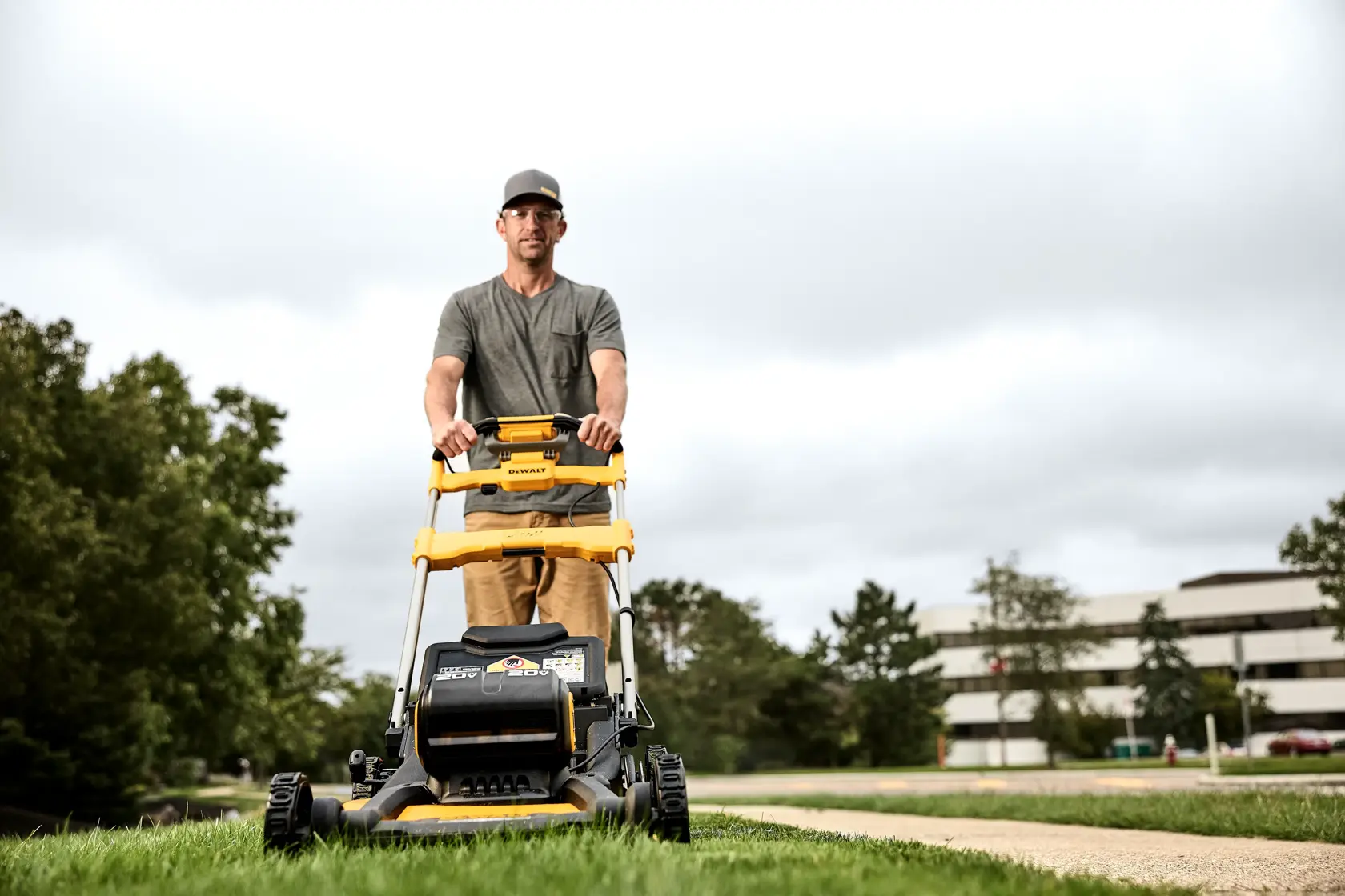 DEWALT® 2x20V MAX* XR Cordless Self-Propelled Mower with (2) 10.0 Ah Batteries and Charger