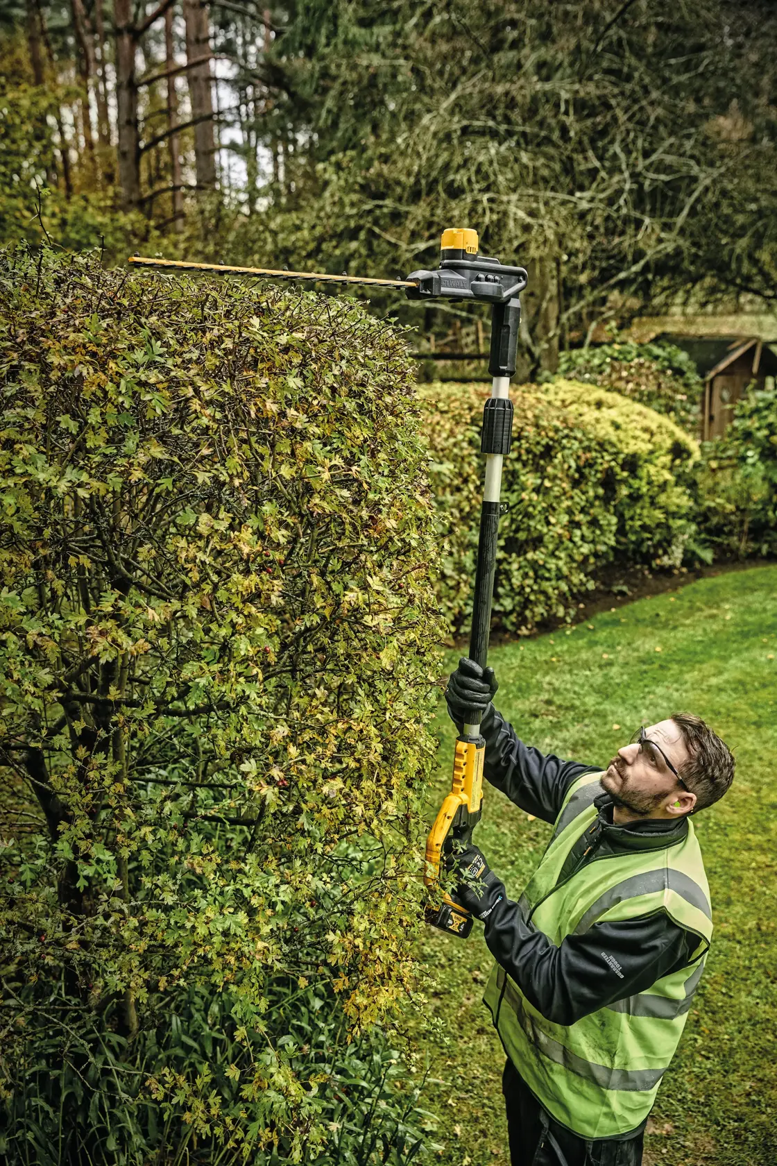 DEWALT® 20V MAX* 22-in. (56cm) Pole Hedger Trimmer (Tool Only)