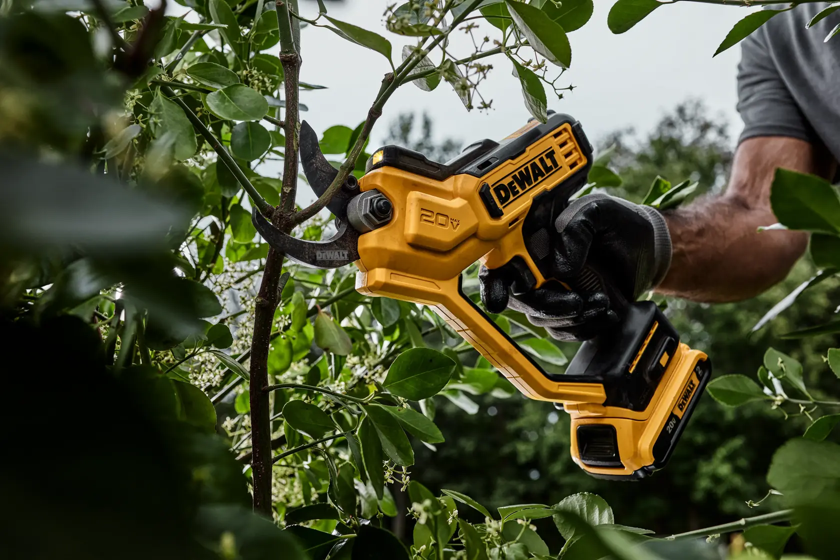 DEWALT® 20V MAX* 1-1/2-in. Cordless Pruner (Tool Only)